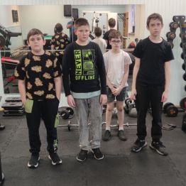 Chłopcy ćwiczą na siłowni