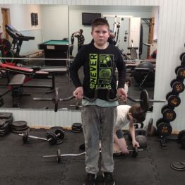 Chłopcy ćwiczą na siłowni