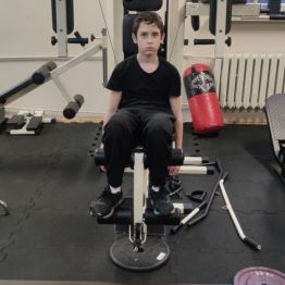 Chłopcy ćwiczą na siłowni