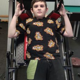 Chłopcy ćwiczą na siłowni