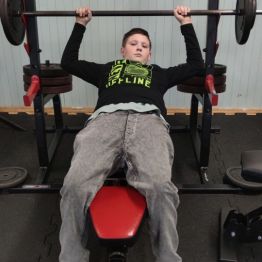 Chłopcy ćwiczą na siłowni