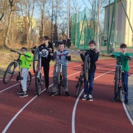Czterech chłopców jeździ na rowerach