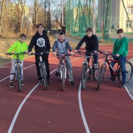 Chłopcy jeżdżą na rowerach