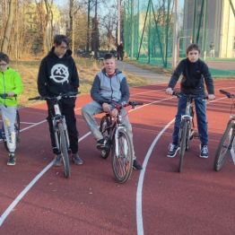 Pięciu chłopców jeździ na rowerach