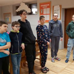 Dzieci uczestniczą w konkursie wiedzy.