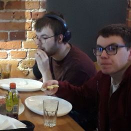 wspólna pizza kolegów w ramach tygodnia przyjaźni