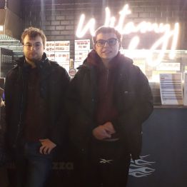 chłopcy w lokalu do którego wybrali się na pizzę