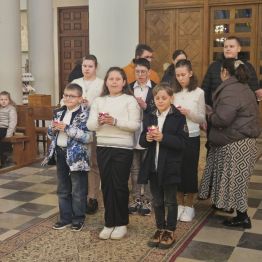 Uczniowie przygotowują Adorację Krzyża