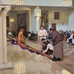 Uczniowie wraz z katechetą zaangażowani w Adorację Krzyża 