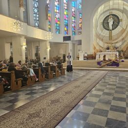 Uczniowie słuchają nauk rekolekcyjnych