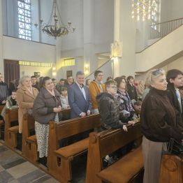 Uczniowie z katechetami, wychowawcami i nauczycielami uczestniczą we Mszy Świętej