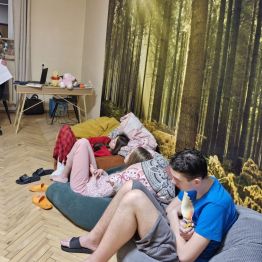 Dzieci dzielą się swoimi doświadczeniami oraz sytuacjami, w których odczuwają złość. 