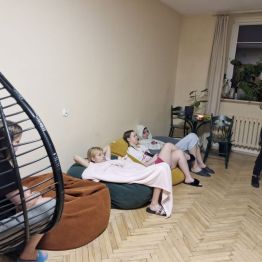 Dzieci dzielą się swoimi doświadczeniami oraz sytuacjami, w których odczuwają złość. 