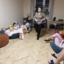 Wychowawca pokazuje wychowankom na przykładzie, w jaki sposób można konstruktywnie radzić sobie ze złością.