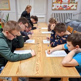 Dzieci uczestniczą w konkursie wiedzy.