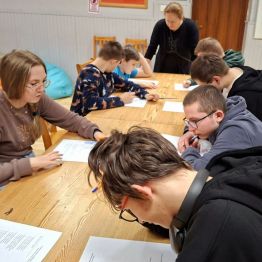 Dzieci uczestniczą w konkursie wiedzy.