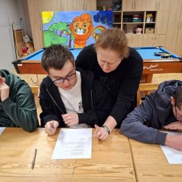 Dzieci uczestniczą w konkursie wiedzy.