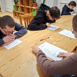 Dzieci uczestniczą w konkursie wiedzy.