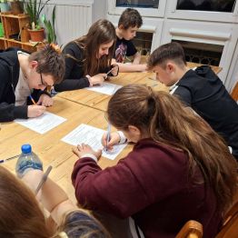 Dzieci uczestniczą w konkursie wiedzy.
