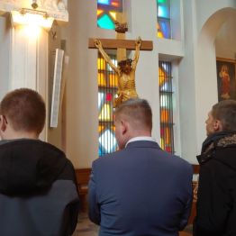 Uczniowie niosą krzyż na Drodze Krzyżowej