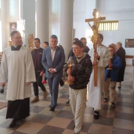 Uczniowie z katechetami podczas rozważania Drogi Krzyżowej