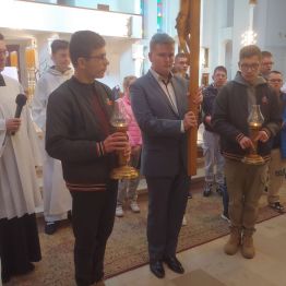 Uczniowie rozważają stacje Drogi Krzyżowej