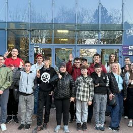 wychowankowie przed wejściem na ujk do planetarium