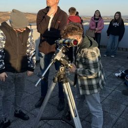 chłopiec ogląda Słońce przez teleskop