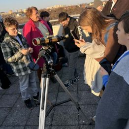 dziewczynka obserwuje Słońce przez teleskop