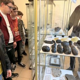 wychowankowie oglądają wystawę meteorytów