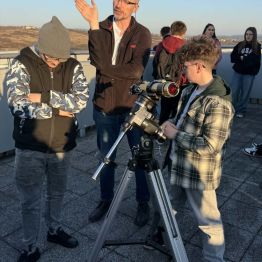 chłopiec obserwuje Słońce przez teleskop