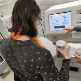 Dziewczynka wymienia pieniądze,