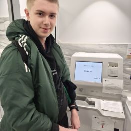 Chłopiec wymienia pieniądze.