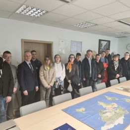 Uczniowie przed lekcją edukacyjną w NBP.