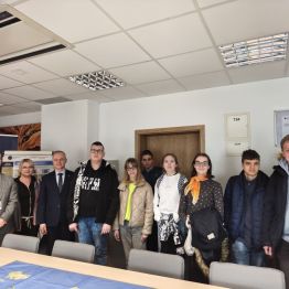 Uczniowie pozują do zdjęcia z opiekunami i przedstawicielami Banku.