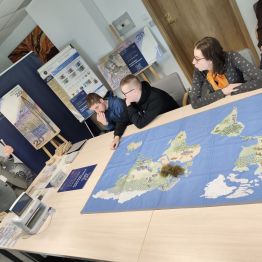 Pan Łukasz tłumaczy dzieciom jak wyglądał handel wymienny w dawnych czasach.