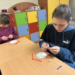 Uczniowie klasy 1b i 3a podczas konstruowania zegarów.