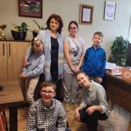 Pani wicedyrektor i uczniowie ubrani na niebiesko