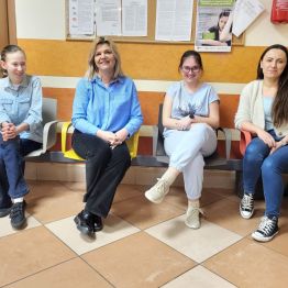 Nauczyciele i uczniowie razem na niebiesko