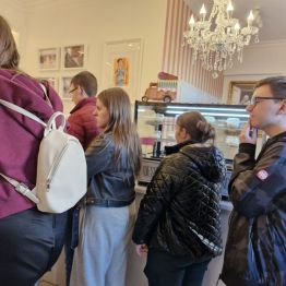 Wychowankowie czekają w kolejce w lodziarni