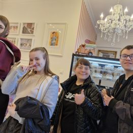 Wychowankowie czekają w kolejce przy kasie 