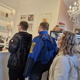 Wychowankowie czekają w kolejce w lodziarni 