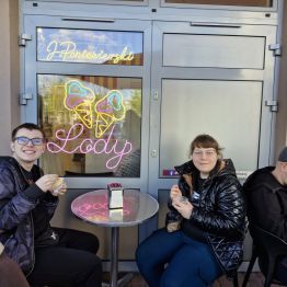 Wychowankowie jedzą lody
