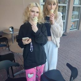 Wychowanki jedzą lody w lodziarni 