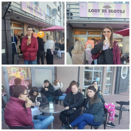 Wychowankowie i wychowawcy jedzą lody i desery w lodziarni