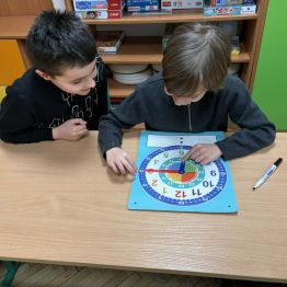 Uczeń klasy 1b zapisuje odczytaną godzinę.