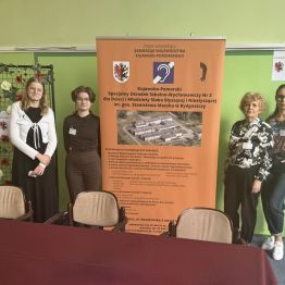 Uczennice z opiekunami