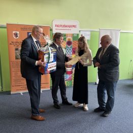 Wręczenie nagrody za zajęcie III miejsca dla uczennicy