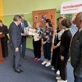 Wręczenie nagrody za zdobycie III miejsca dla placówki