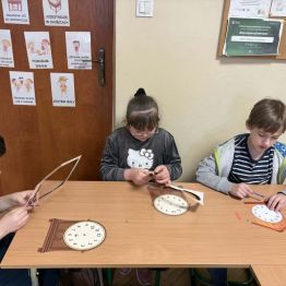 Uczniowie klasy 1b i 3a podczas konstruowania zegarów.
